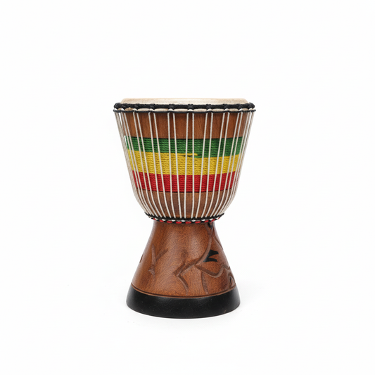 Djembe africano artesanal sobre fondo blanco con madera grabada motivos etnicos - tambor percusion colores rasta