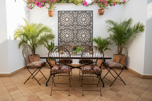 Conjunto 4 sillas forja cobre con mesa mosaico marroquí en patio andalusí — decoración exterior artesanal