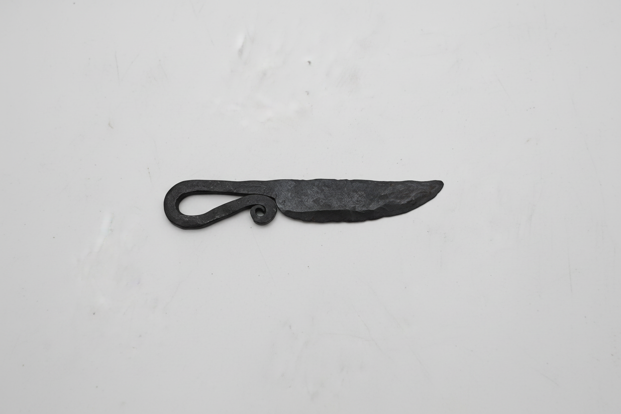 Abrecartas hierro forjado marroquí Fez fondo blanco estudio hoja artesanal