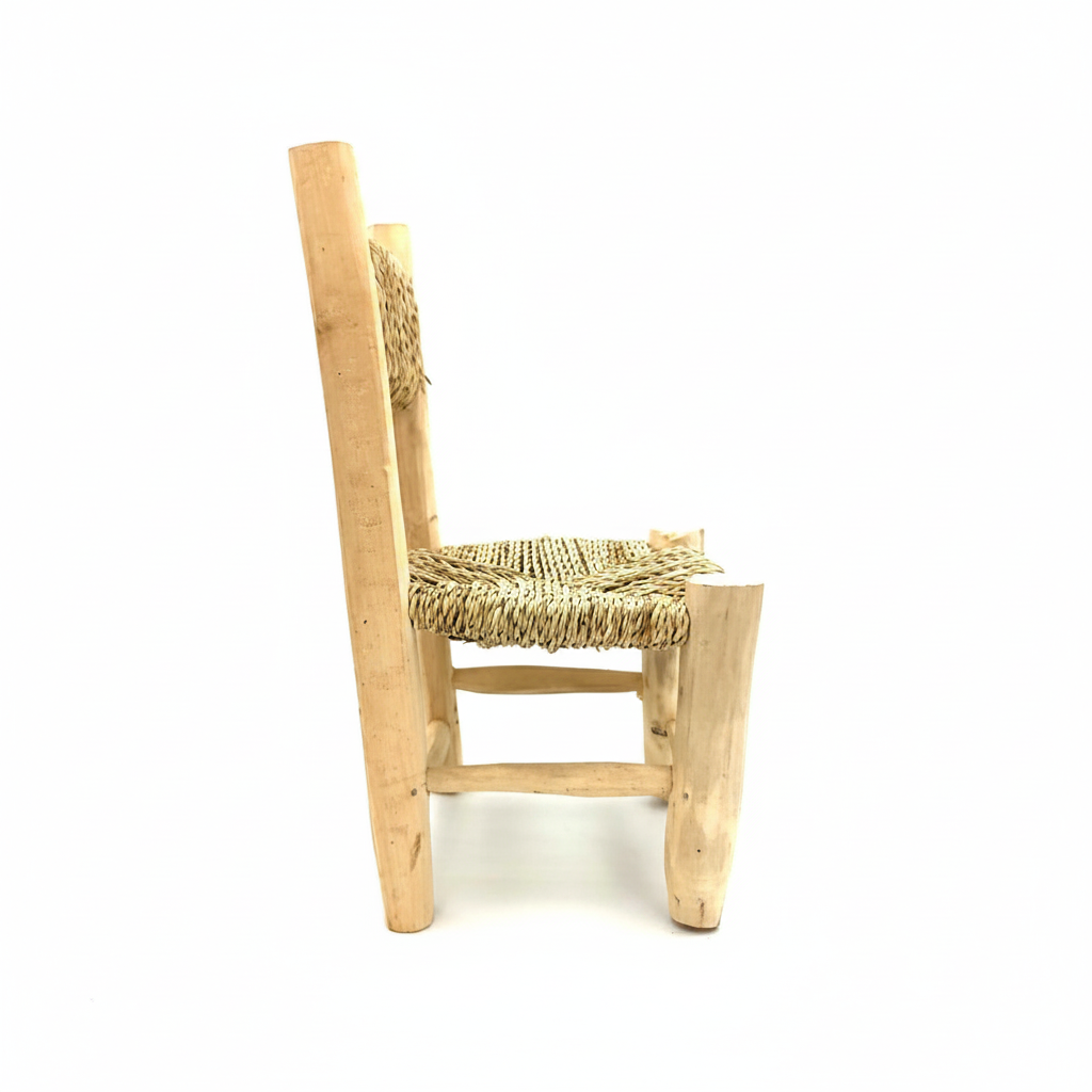 Silla infantil marroquí madera limonero esparto trenzado fondo blanco artesanal