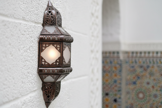 Aplique pantalla marroquí cobre blanco instalado ambiente día - decoración andalusí