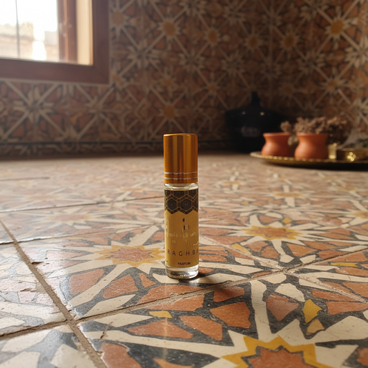 Perfume Raghba estilo andalusí sobre azulejos marroquíes con ambiente cálido y artesanal