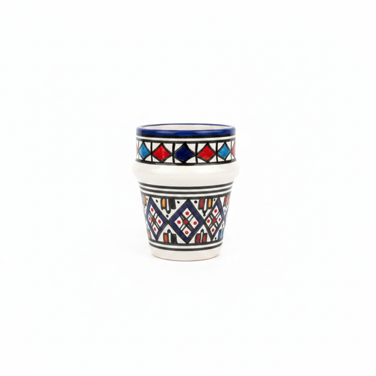Vaso Beldi marroquí de cerámica sobre fondo blanco, foto de producto ecommerce