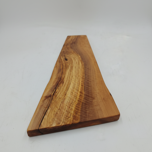 Tabla de olivo artesanal sobre fondo blanco, foto de producto