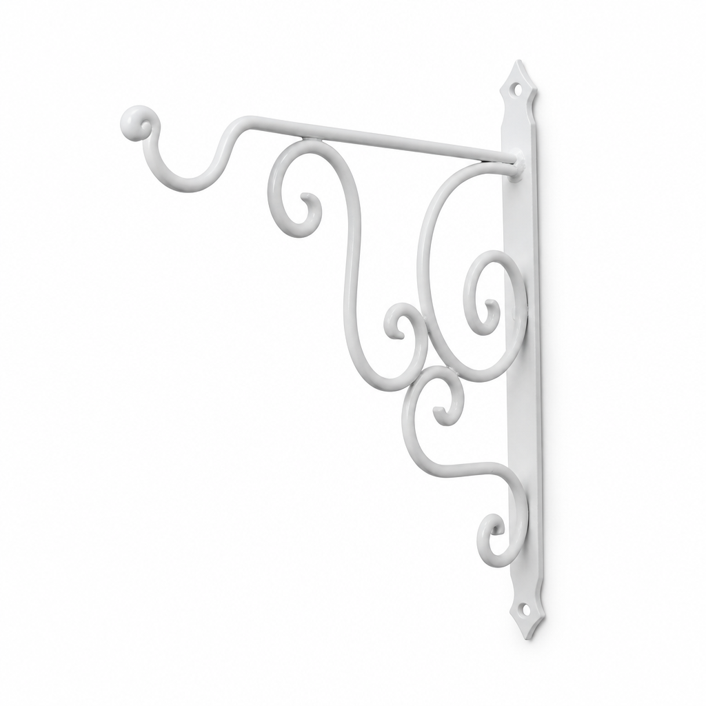 Gancho de pared de forja blanco con volutas decorativas sobre fondo blanco