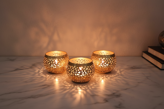 Portavelas de latón calado dorado con velas encendidas - Efecto de luz y sombra árabe