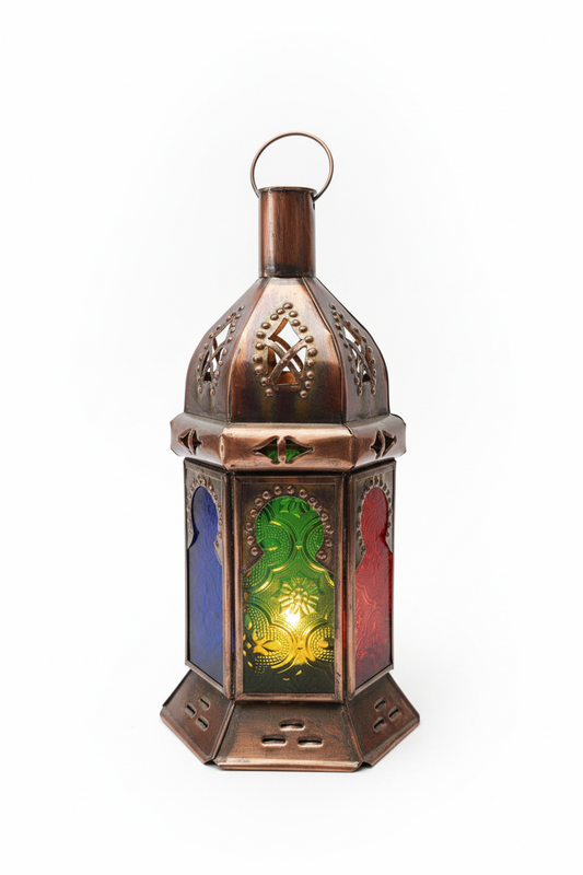 Farol marroquí hexagonal de cobre con cristales multicolor y arco árabe sobre fondo blanco, artesanía de Marruecos