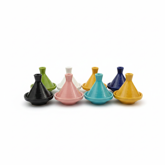 Mini tajines marroquíes lisos de cerámica esmaltada en varios colores sobre fondo blanco