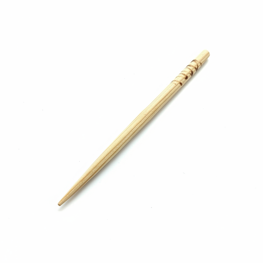 Palito aplicador de khol marroquí en madera natural sobre fondo blanco, fotografía de producto profesional