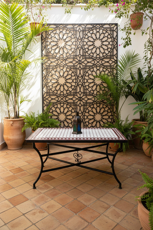 Mesa de mosaico marroquí granate en patio andalusí con farol y plantas — decoración exterior artesanal