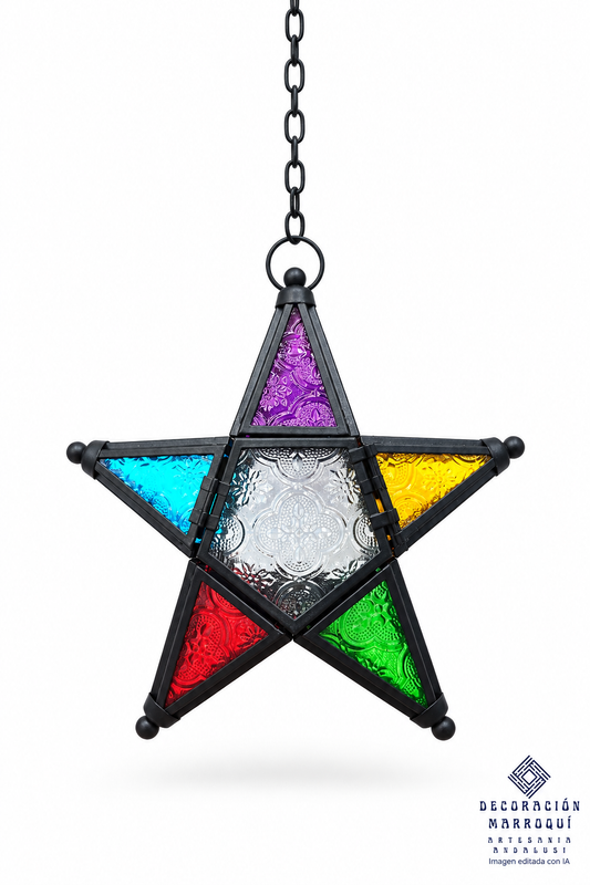 Portavelas Najmati en forma de estrella multicolor colgado por su cadena sobre fondo blanco