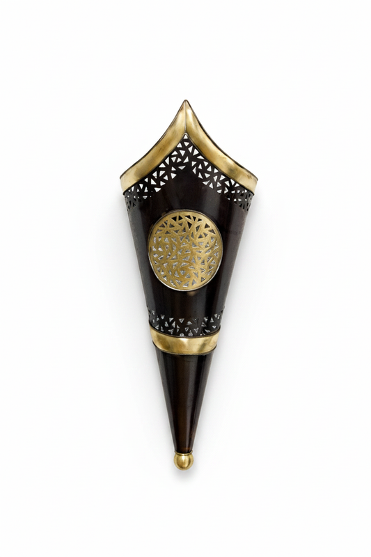 Aplique marroquí cónico cobre y latón modelo Aldarae Wahid sobre fondo blanco, artesanía marroquí para decoración árabe y andalusí