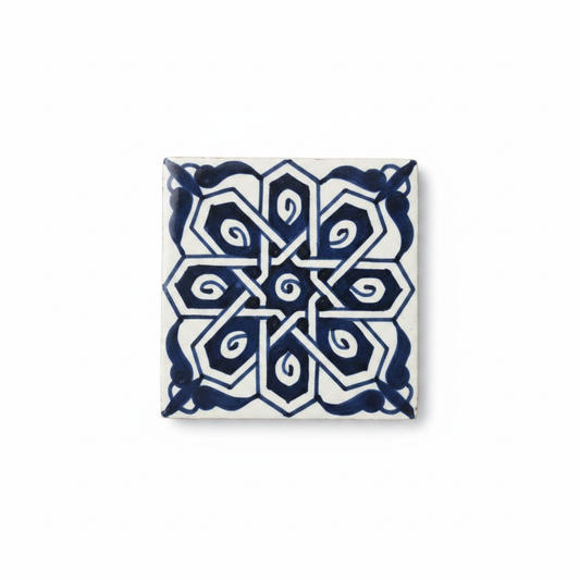 Azulejo andalusí Nasrid 10x10 cm con patrón de nudo entrelazado en azul cobalto sobre fondo blanco, fotografía de producto profesional