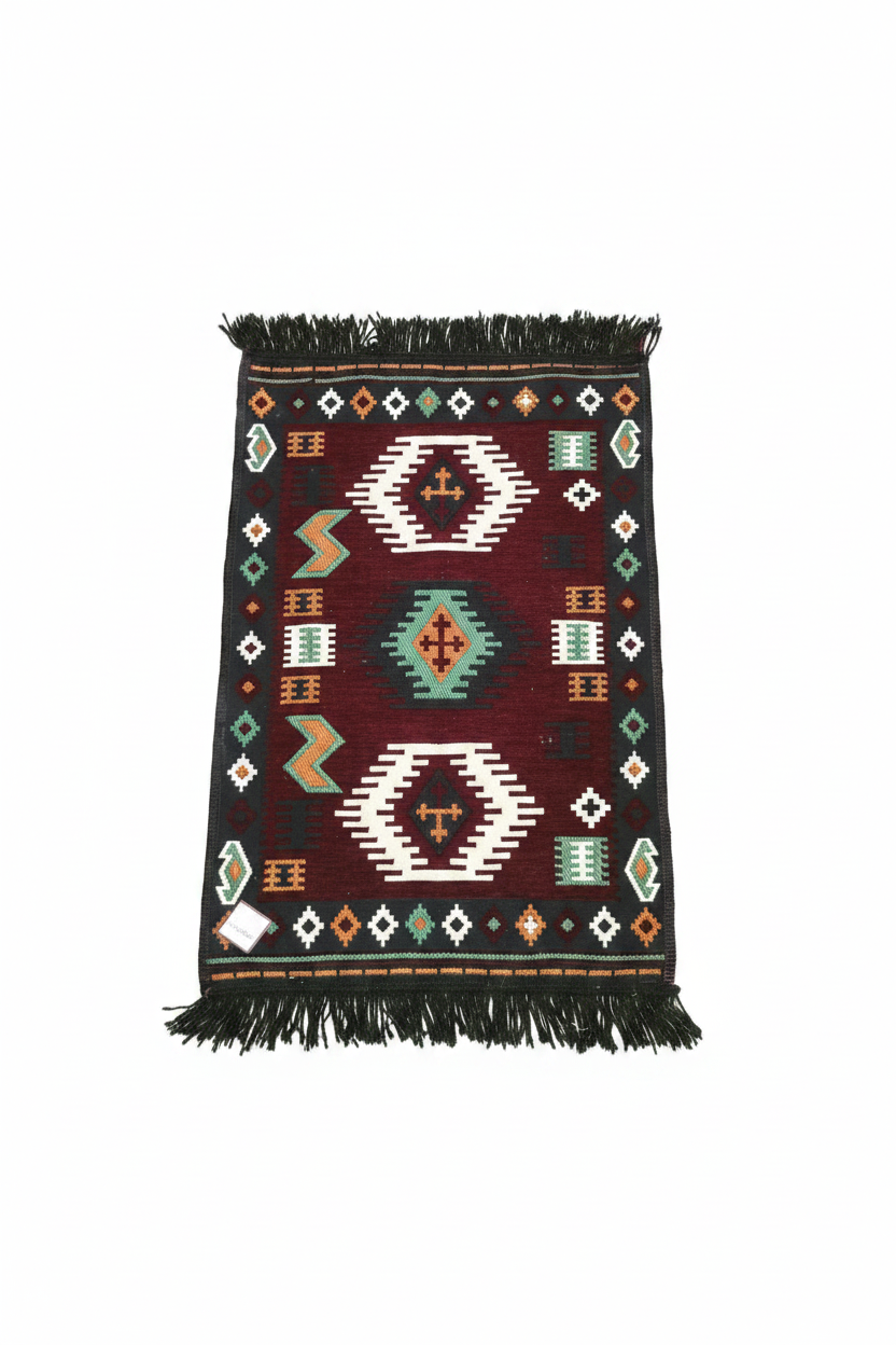 Alfombra tapiz turca kilim 60x90 cm color granate oscuro con diseño geométrico y flecos negros, fondo blanco