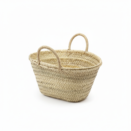 Capazo de palma natural con asas de pita sobre fondo blanco