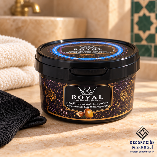 Jabón negro Beldi Royal con aceite de argán de 250 g en ambiente hammam. Accesorios no incluidos. Imagen editada con IA.