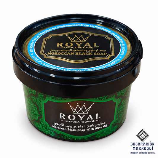 Jabón negro Beldi Royal con aceite de oliva, 250 g, sobre fondo blanco. Logo Decoración Marroquí e imagen editada con IA.
