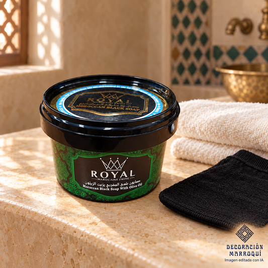 Jabón negro Beldi Royal con aceite de oliva de 250 g en ambiente hammam. Accesorios no incluidos. Imagen editada con IA.