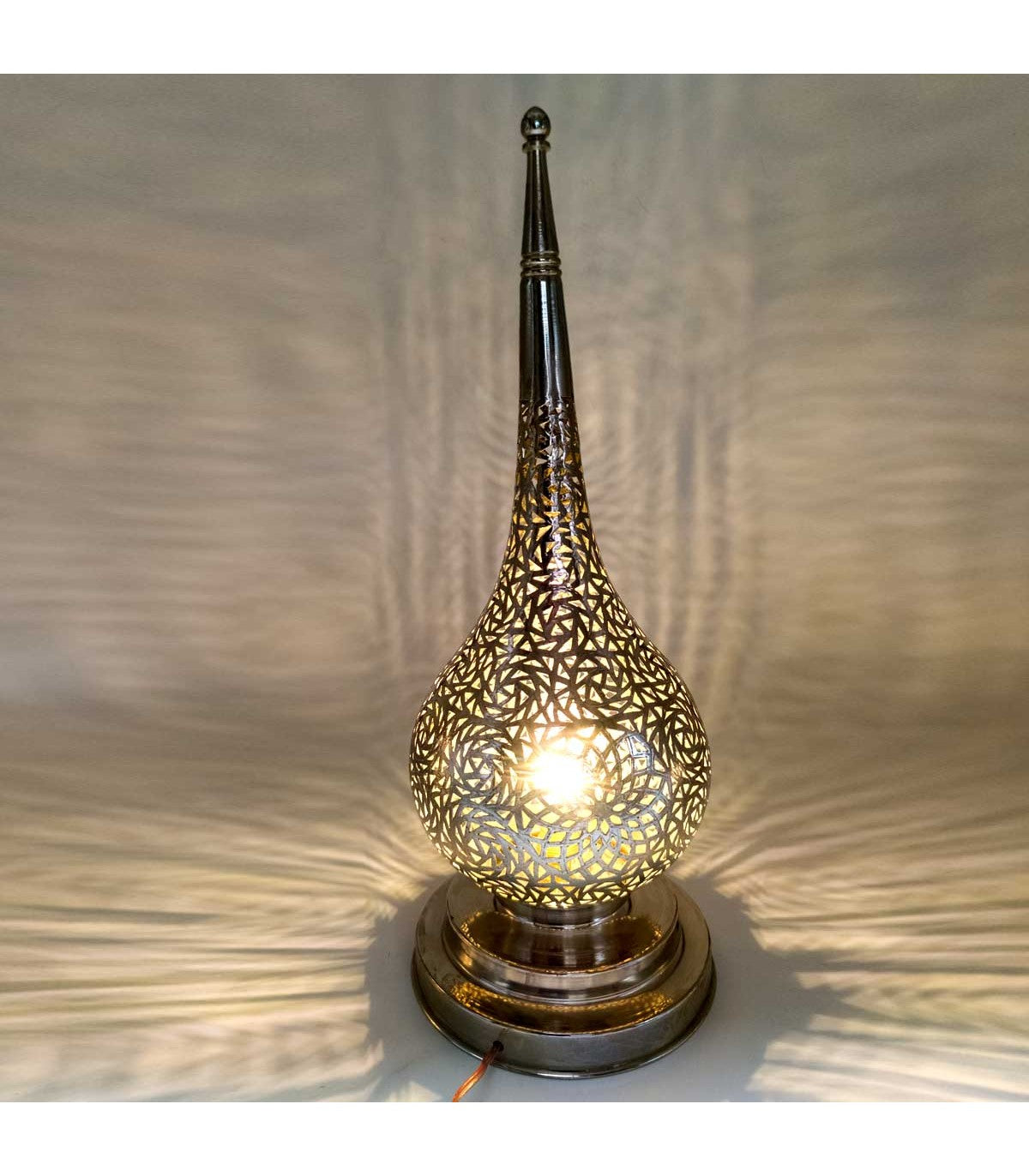 Lampe de table en laiton nickelé Kamuzra Fiddi - Décoration andalouse | Artisanat Marocain