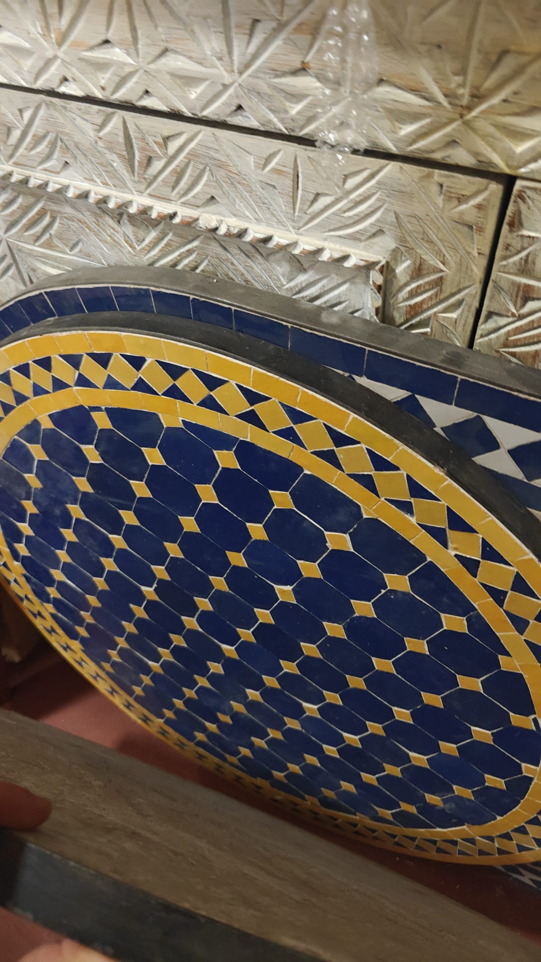 Foto real del tablero artesanal de mosaico azul y amarillo: detalle de teselas, juntas y acabado esmaltado