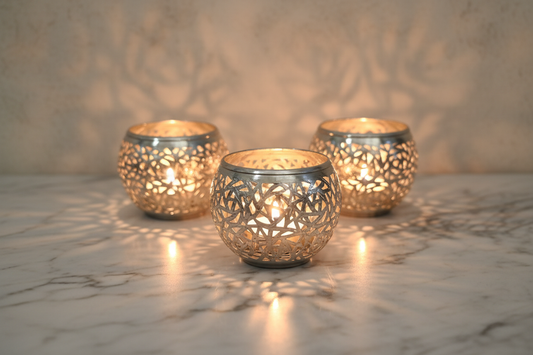 Portavelas plateados con velas encendidas