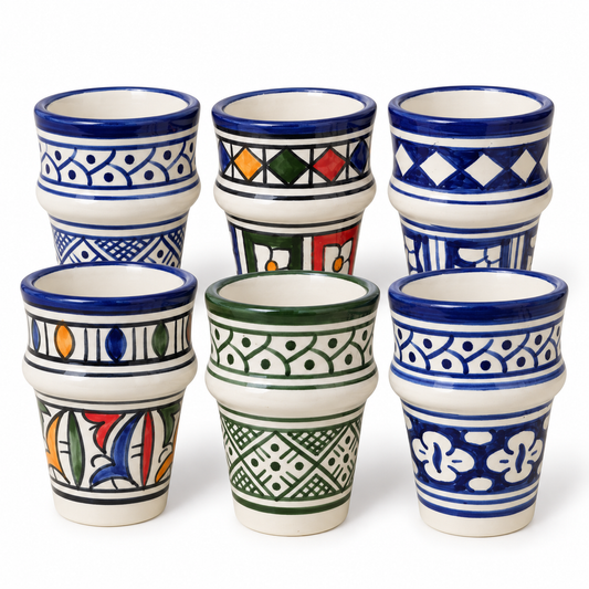 Set de 6 vasos de cerámica Fez pintados a mano sobre fondo blanco