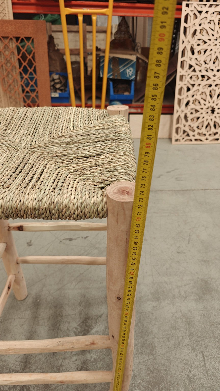 Detalle de altura y estructura de silla alta marroquí artesanal