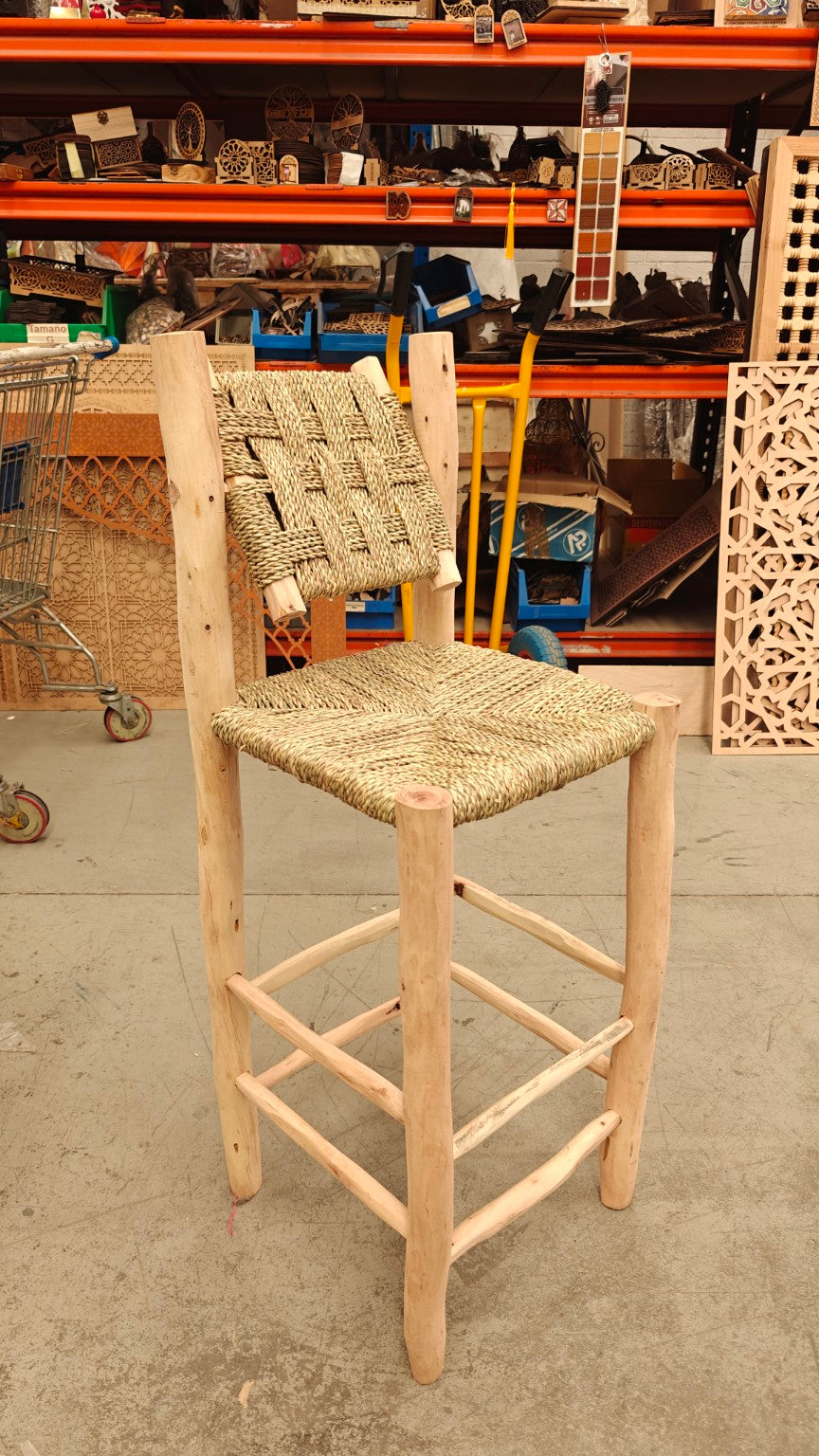 Silla alta marroquí artesanal de madera y fibra vegetal vista general