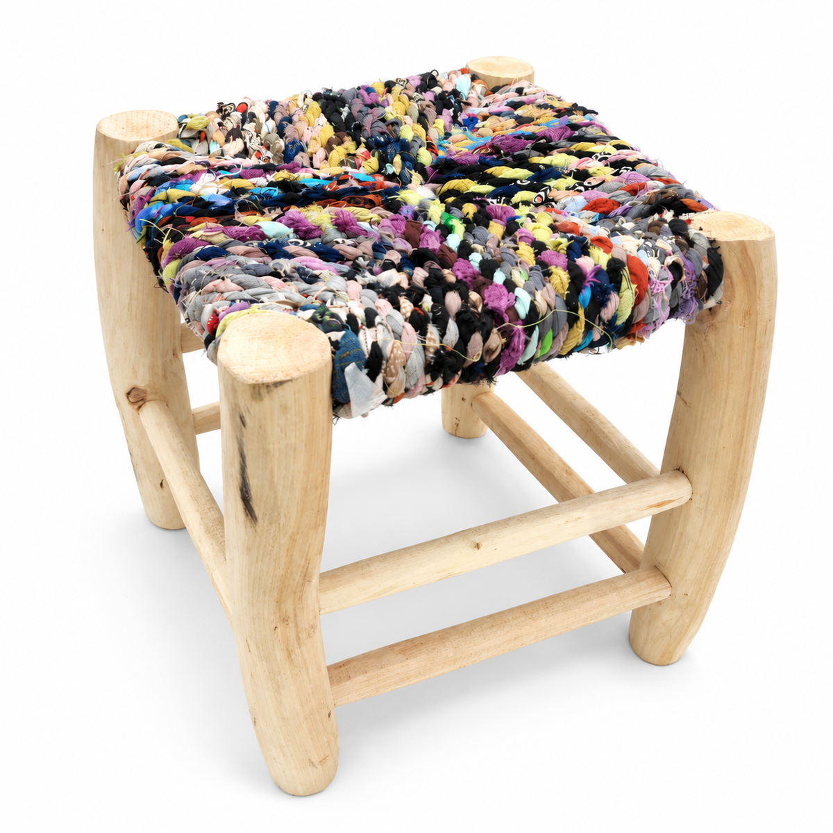 Taburete Tadwir de 30 cm en madera y tela multicolor, sobre fondo blanco.